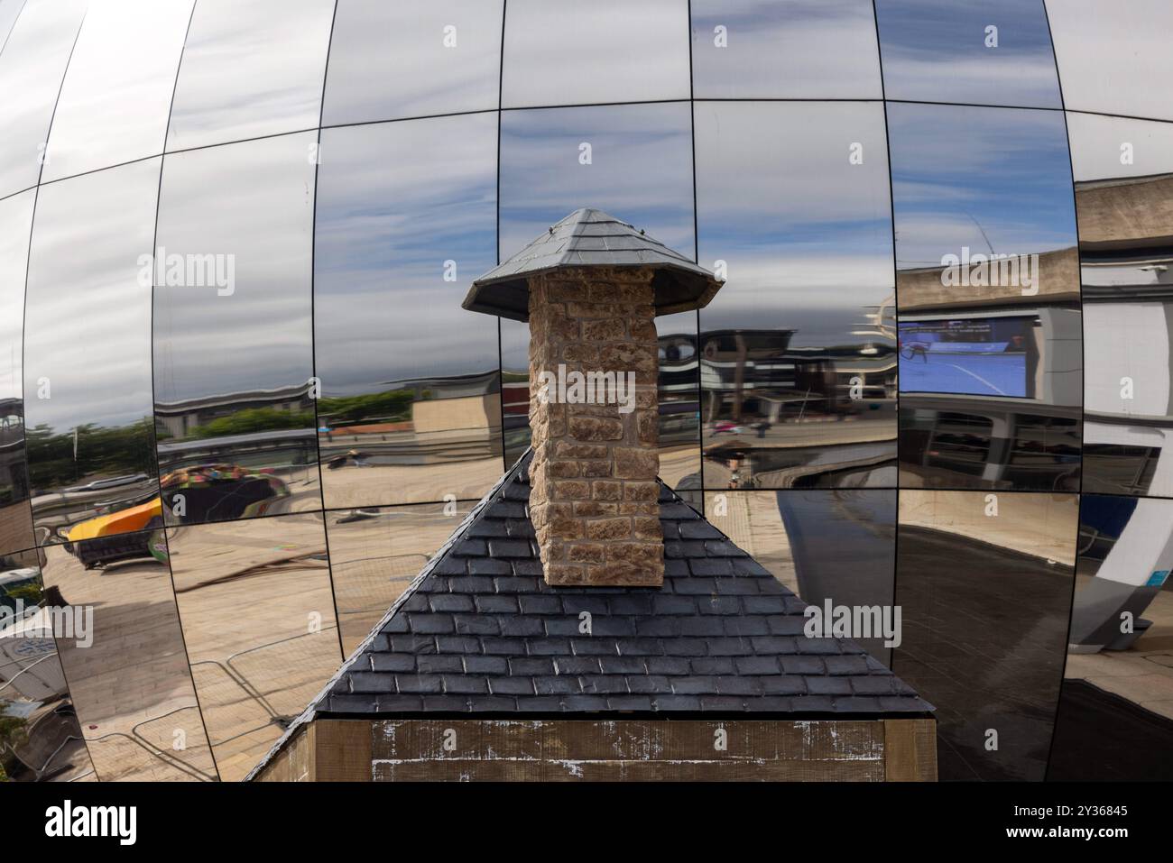 Il globo del planetario a We the Curious in Millennium Square, Bristol Foto Stock