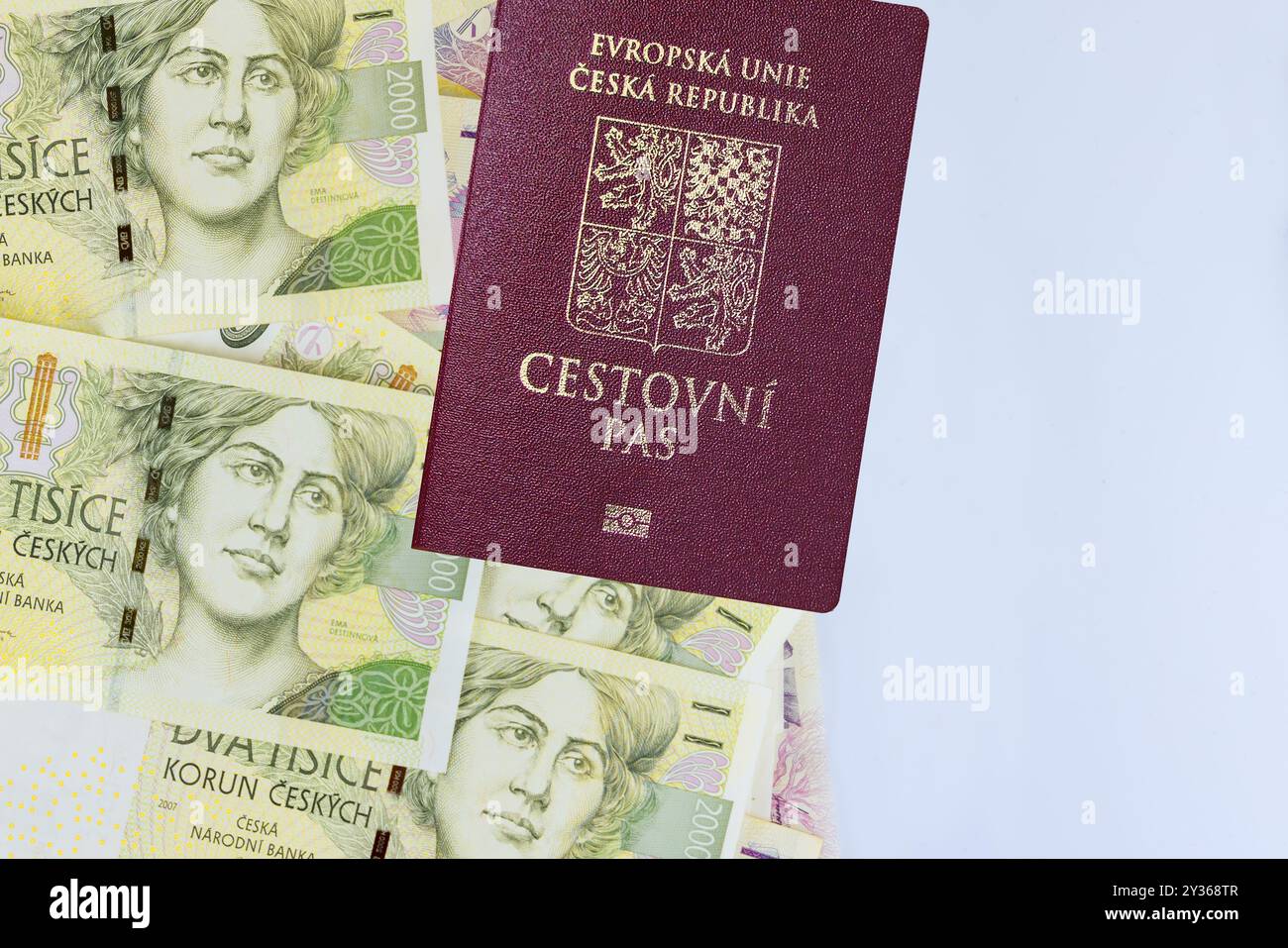 Passaporto della Repubblica Ceca con banconote in contanti di koruna CZK di vari tagli è la valuta nazionale Foto Stock