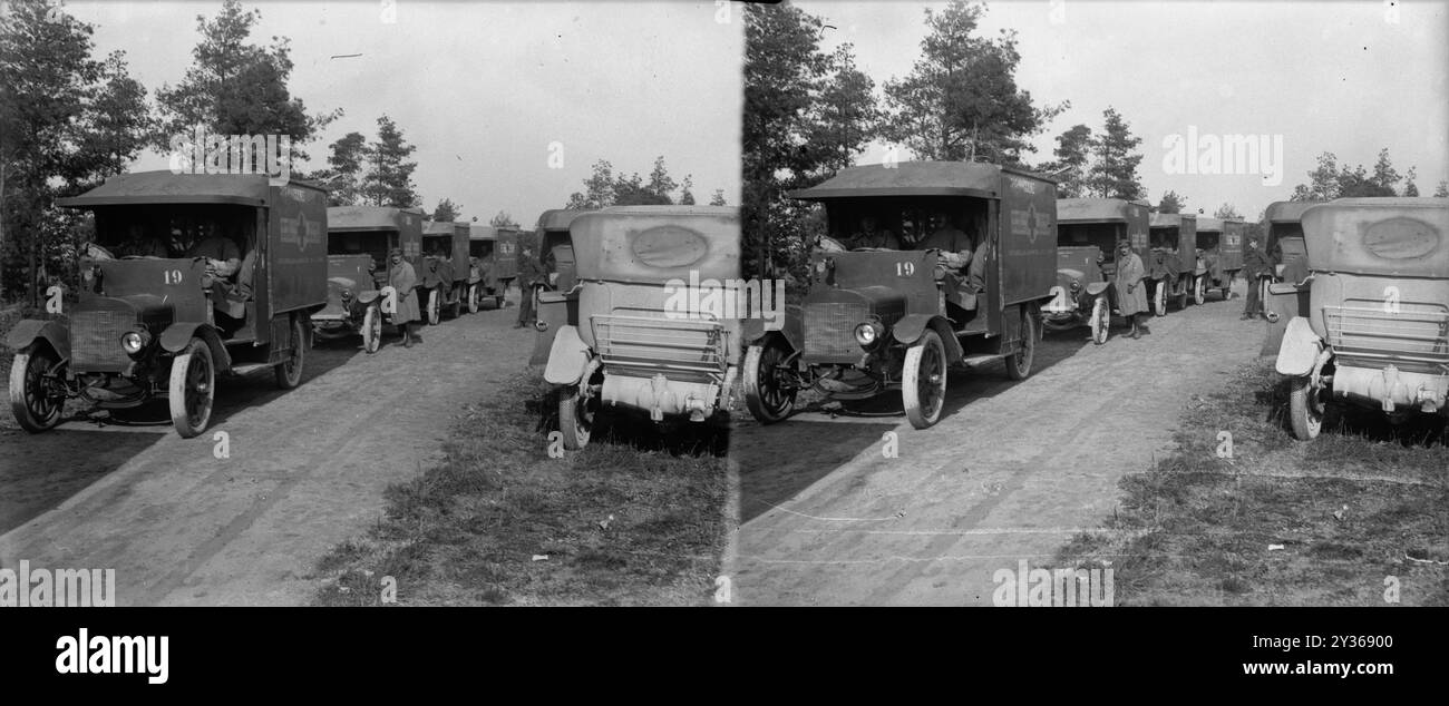Prima guerra mondiale ambulanze e medici su una strada in Francia. Foto Stock