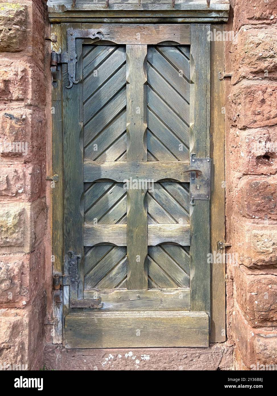 Una porta storica al Castello di Nideggen nell'Eifel rivela affascinanti strutture e texture nelle antiche mura. Germania, North Eifel, Nideggen, Burg Foto Stock
