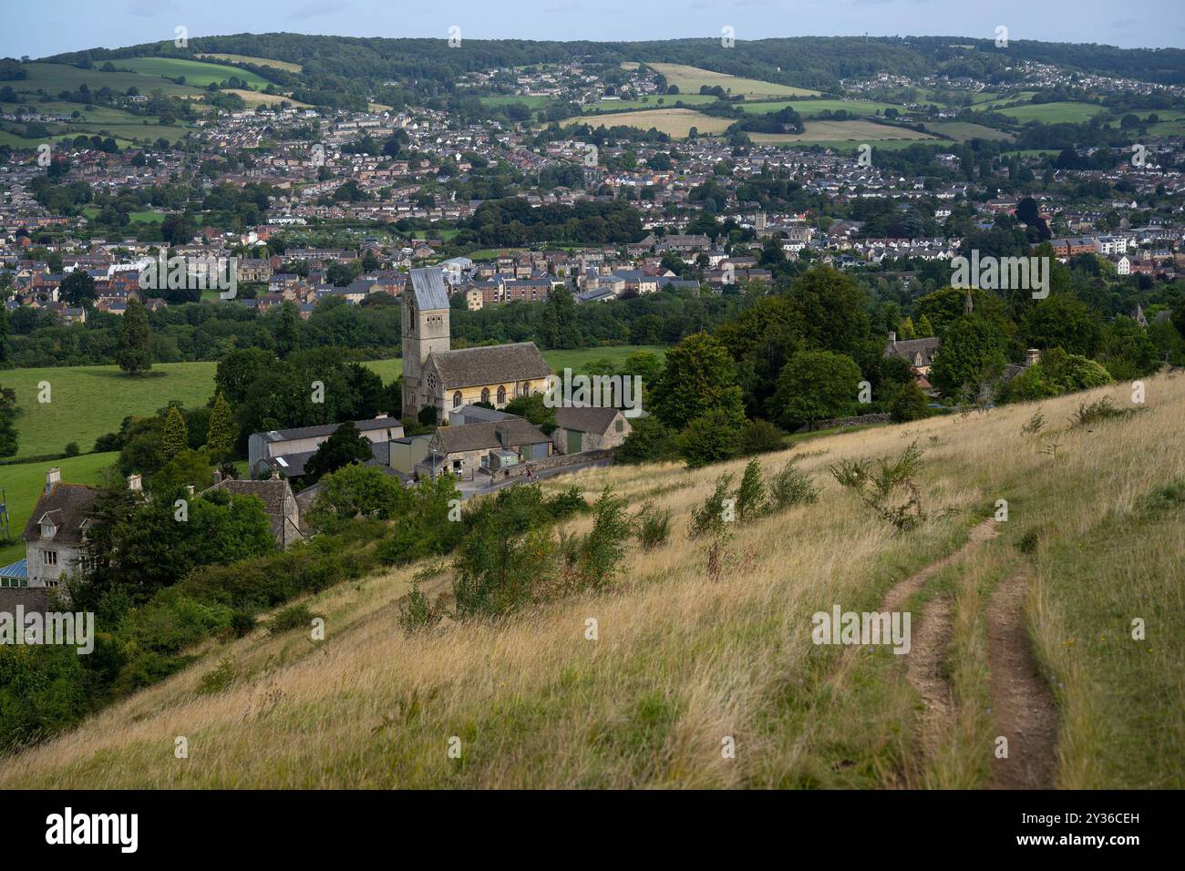 Il villaggio di Selsley vicino a Stroud nel Gloucestershire, in Inghilterra, con la Chiesa di Ognissanti vista dalla cima di Selsley Common. Foto Stock