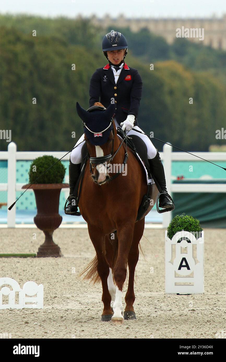 Georgia WILSON della Gran Bretagna vince il bronzo sul cavallo SAKURA - Para Equestrian Individual Event - Grade II ai Giochi Paralimpici del 2024 a Versailles, Parigi. Foto Stock