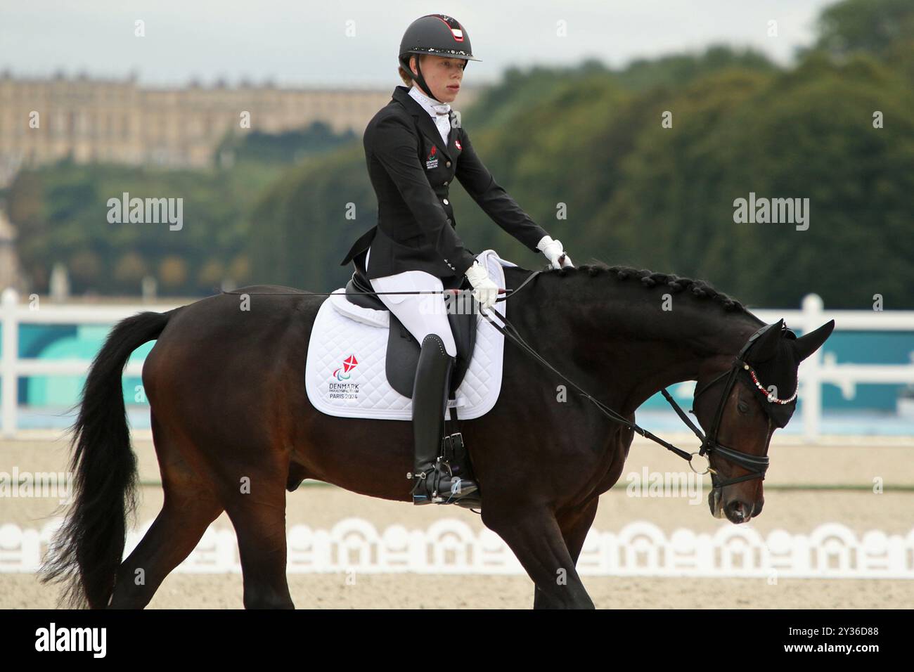 Katrine KRISTENSEN di Danimarca vince l'argento sul cavallo GOERKLINTGAARDS QUATER - Para Equestrian Individual Event - Grade II ai Giochi Paralimpici 2024 a Versailles, Parigi. Foto Stock