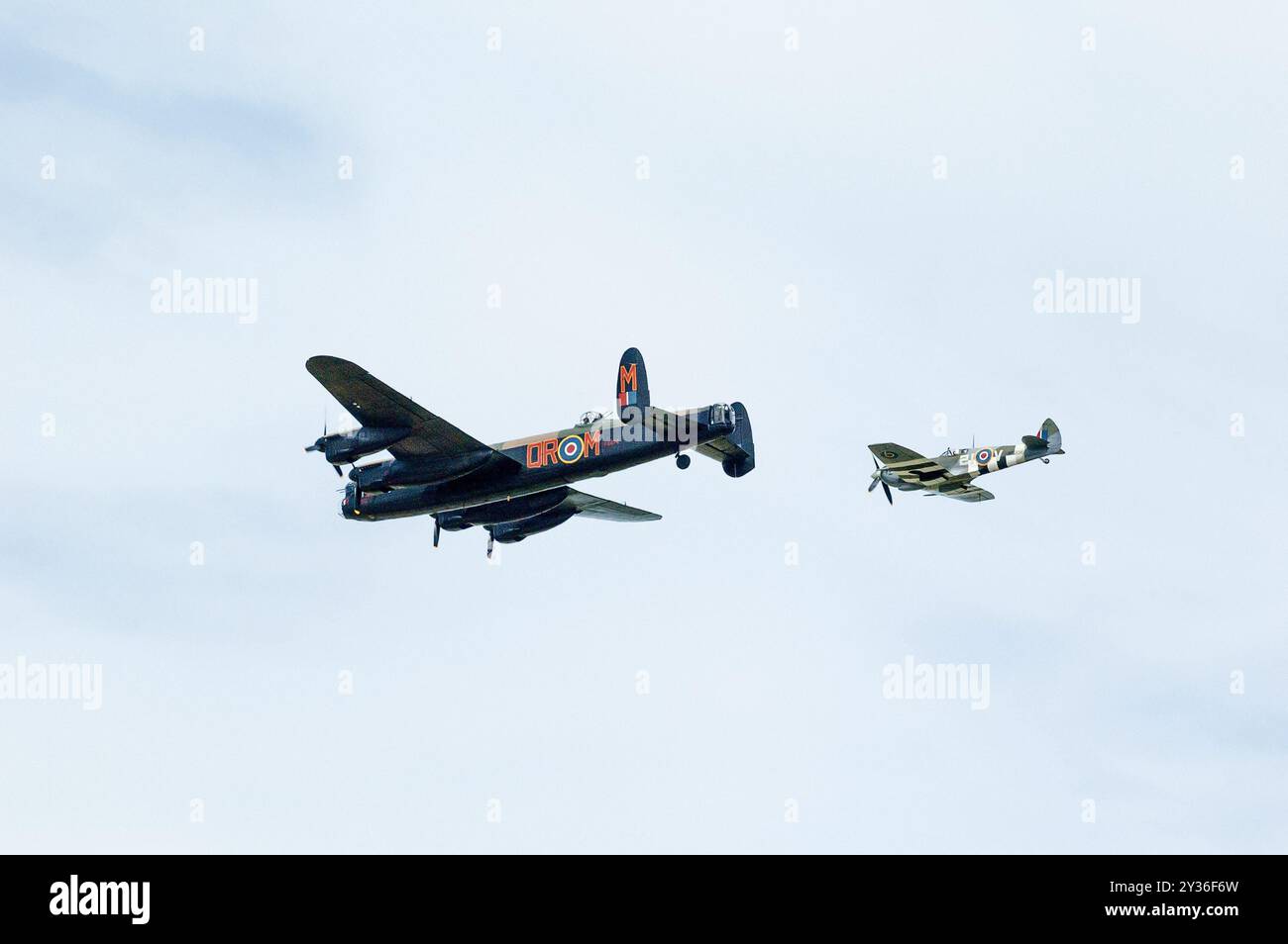 Avro Lancaster PA474 bombardiere pesante e Spitfire MK356 in volo al RAF Waddington International Air Show 2005. Gestito dalla Royal Air Force Battle Foto Stock