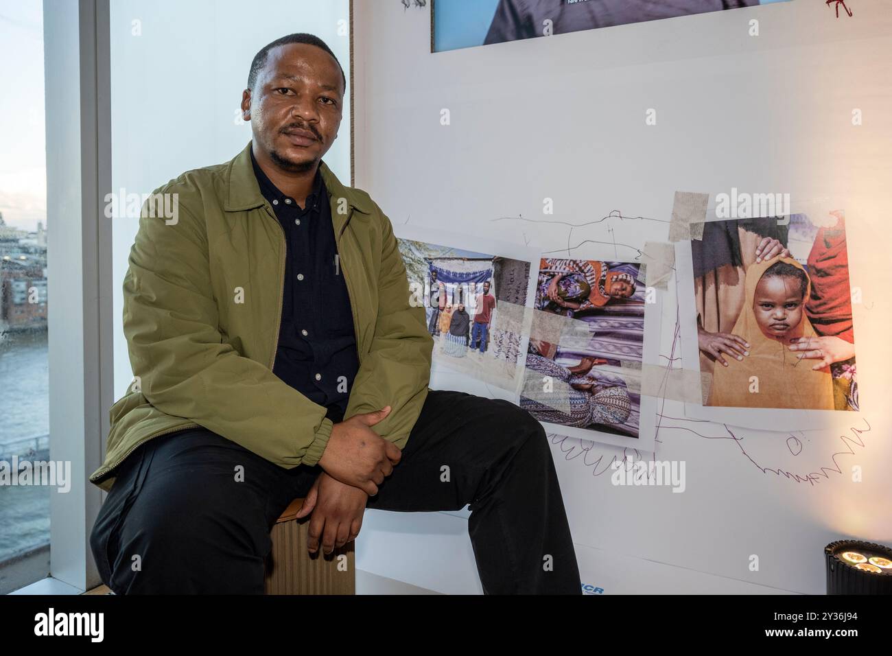 Londra, Regno Unito. 12 settembre 2024. Lancio alla Tate Modern of 'PEACE FOR ALL', una grande mostra di fotografia globale di UNIQLO e Magnum Photo Agency. Fotografie dei fotografi Magnum Cristina de Middel, Lindokuhle Sobekwa (nella foto) e Olivia Arthur, catturate in Vietnam, Etiopia, e la Romania, sarà in mostra al Coal Drops Yard in King’s Cross, dal 13 settembre alla fine di ottobre, prima di dirigersi verso oltre 10 grandi città del mondo, come parte dell’iniziativa di beneficenza PEACE FOR ALL dell’UNIQLO. Crediti: Stephen Chung / Alamy Live News Foto Stock