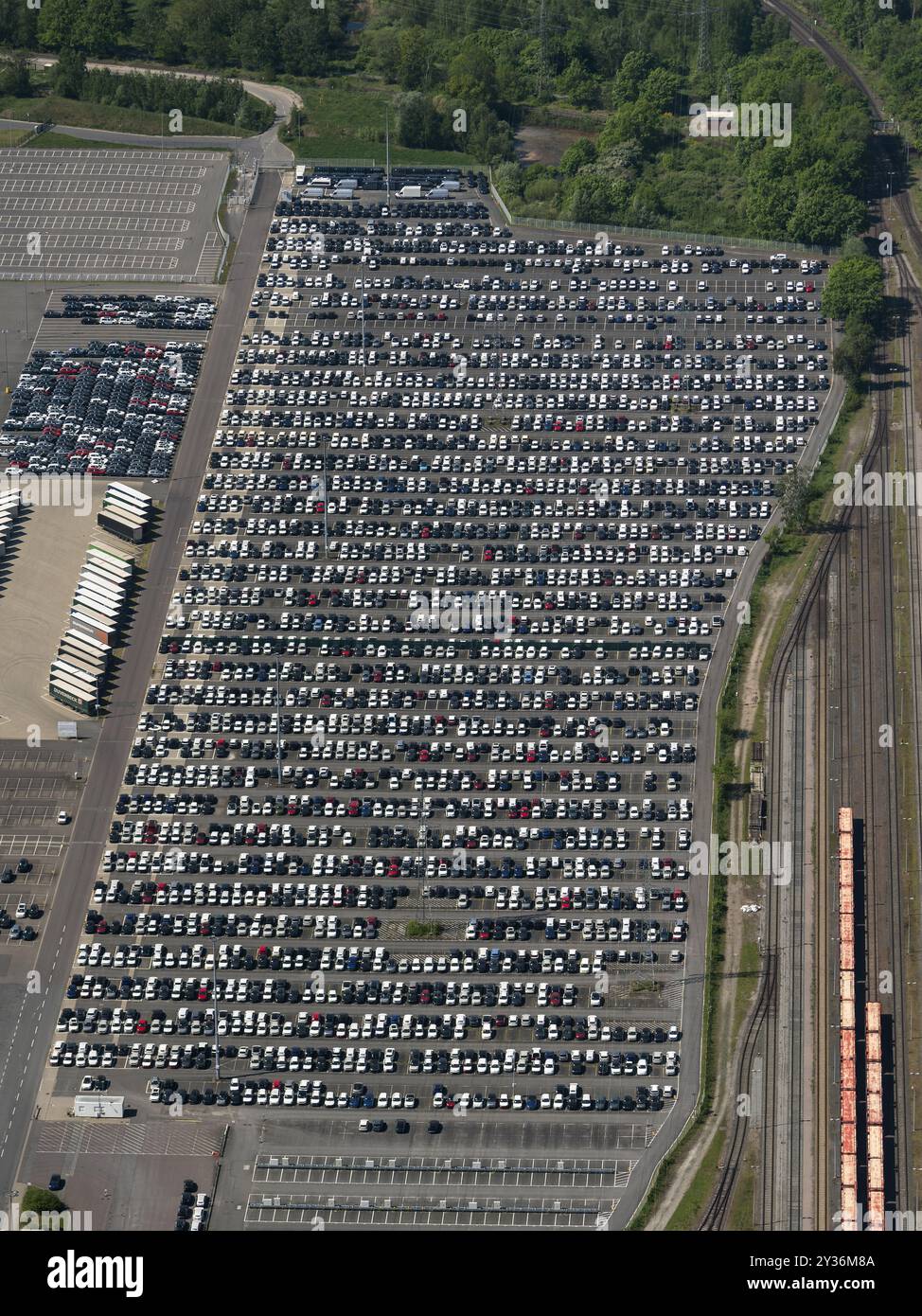 Centinaia di auto nel parcheggio dello stabilimento Volkswagen aspettano di essere trasportate presso i concessionari. La casa automobilistica ha annunciato la chiusura di diversi stabilimenti. paesi bassi out - belgio out Foto Stock
