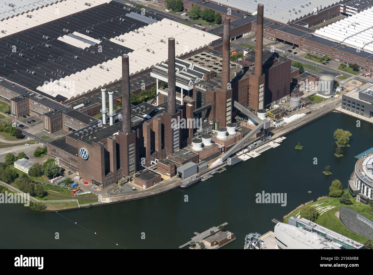 Stabilimento Volkswagen Wolfsburg in Germania. L'impressionante logo VW è chiaramente visibile. La casa automobilistica ha annunciato la chiusura di diversi stabilimenti. paesi bassi out - belgio out Foto Stock