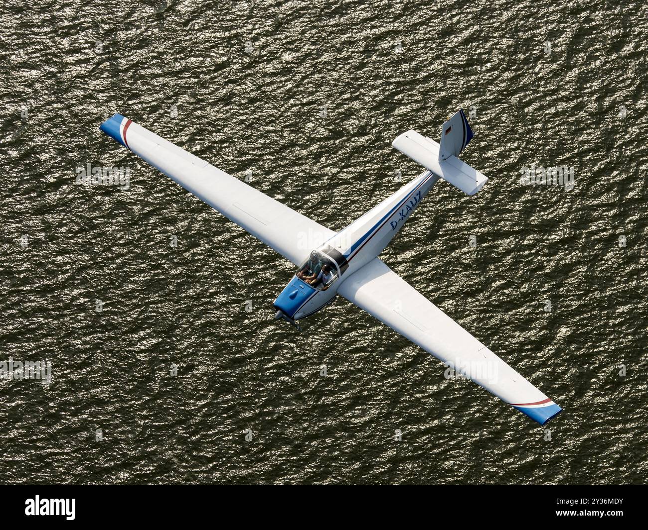 Foto aria-aria dell'aliante a motore Scheibe SF-25 Motorfalke con registrazione tedesca, il D-KAUZ, sul lago IJsselmeer. paesi bassi out - belgio out Foto Stock