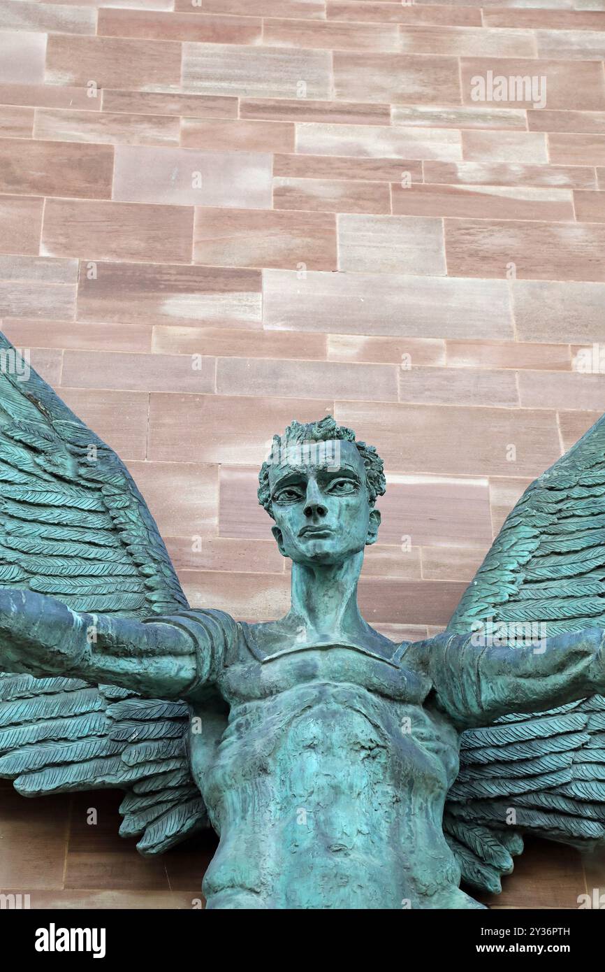 Dettaglio dell'opera d'arte di San Michele sulla Cattedrale di Coventry di Sir Jacob Epstein Foto Stock