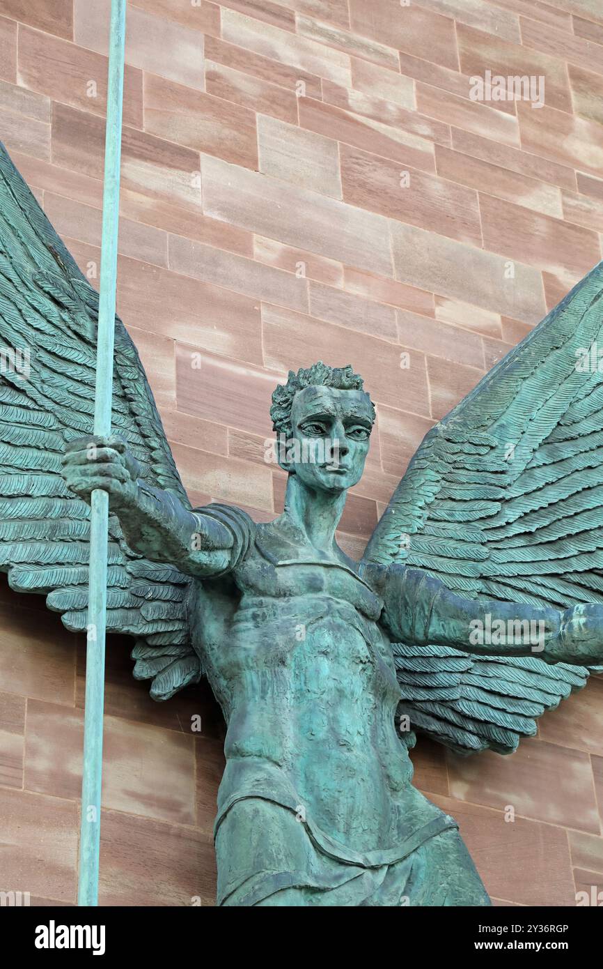 Dettaglio dell'opera d'arte di San Michele sulla Cattedrale di Coventry di Sir Jacob Epstein Foto Stock