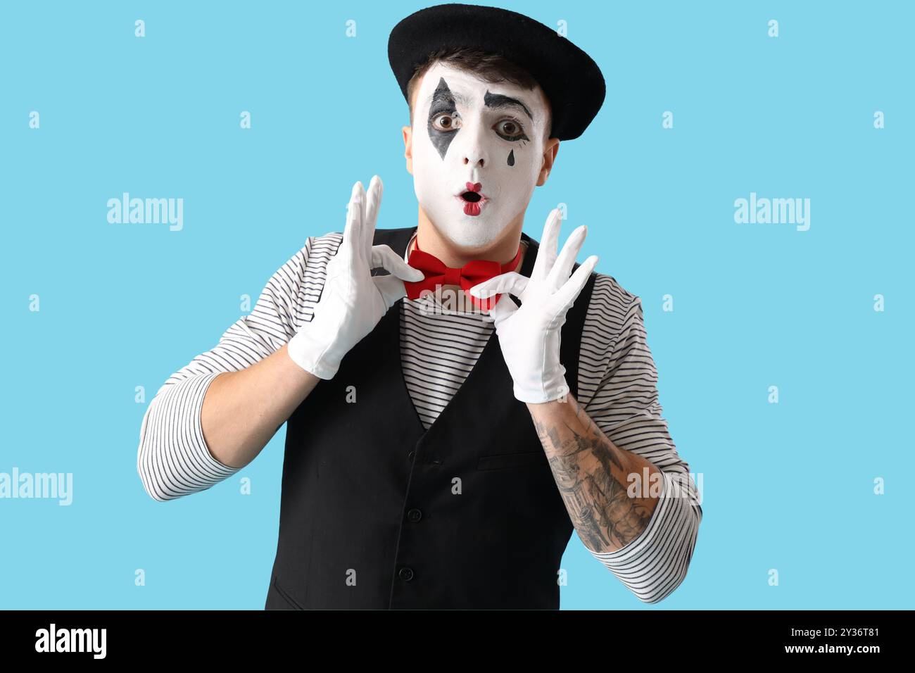 Pantomimista maschile su sfondo blu Foto Stock