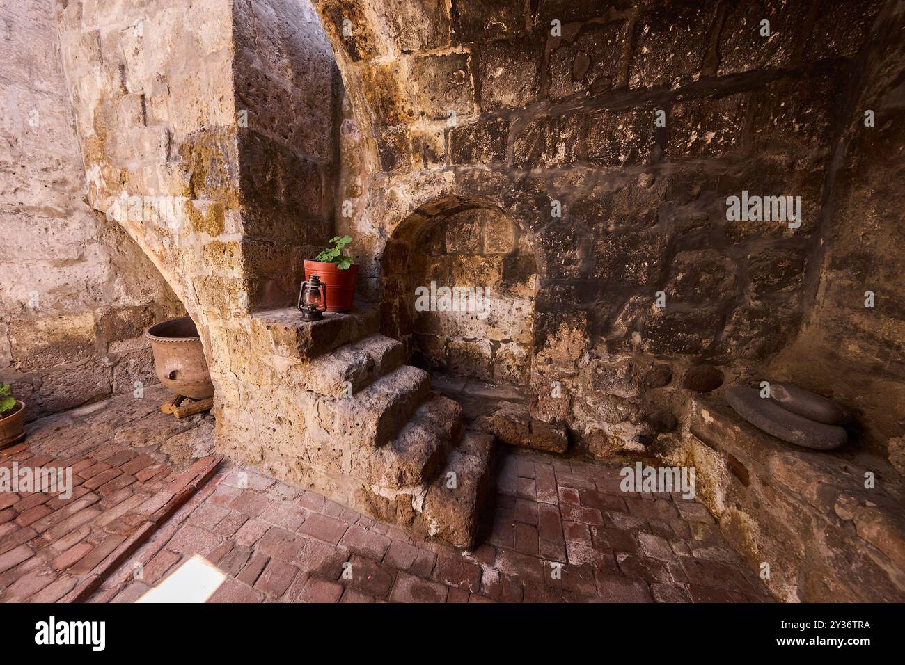 Il monastero di Santa Catalina si estende su una superficie di oltre 20.000 metri quadrati ed è quasi come una piccola città all'interno di Arequipa. La sua disposizione comprende strade, piazze e fontane Foto Stock