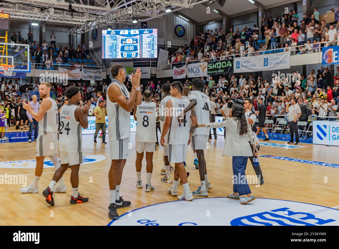 Pontevedra, Spagna. 11 settembre 2024. Il Real Madrid festeggia con il pubblico la vittoria su Monaco 77-75 prima della cerimonia di premiazione. Crediti: Xan Gasalla / Alamy Live News Foto Stock