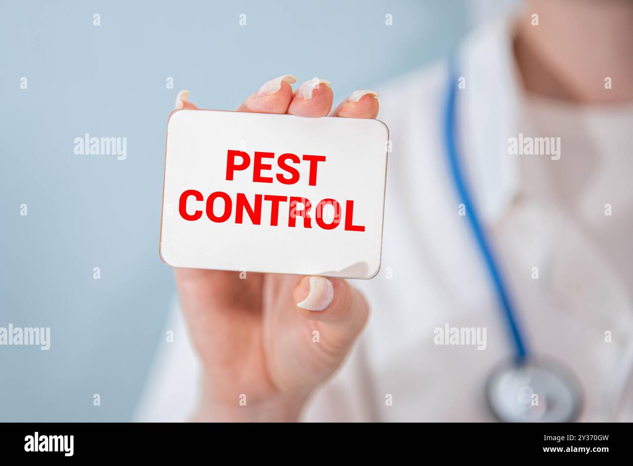 Un uomo che mostra un messaggio DI CONTROLLO DI PESTE sulla scheda. Foto Stock