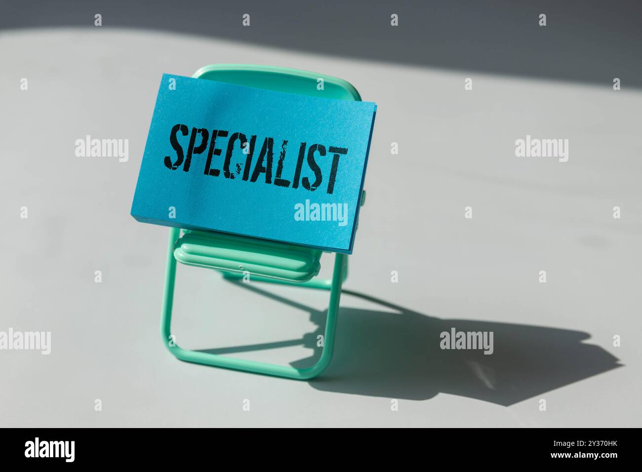 Carta d'identità e cancelleria da ufficio con SPECIALISTA del testo, si riferisce a un esperto dell'OMS in determinati campi di studio, occupazione o pratica opposta al generalista Foto Stock