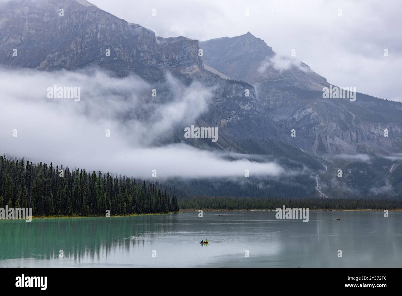 Area A (Kicking Horse/Kinbasket Lake), Canada. 12 settembre 2024 nella foto: Emerald Lake nella nebbia nella Columbia Britannica. Credito: Rich Dyson Foto Stock