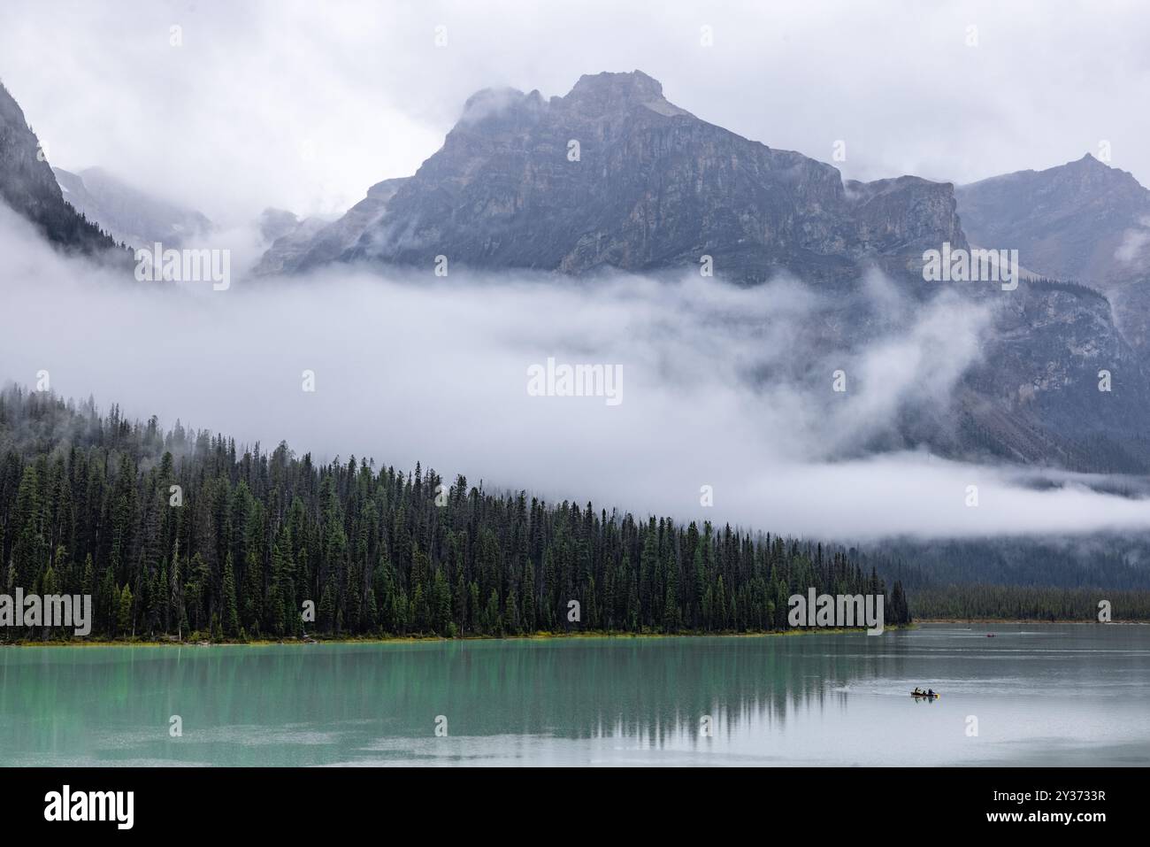 Area A (Kicking Horse/Kinbasket Lake), Canada. 12 settembre 2024 nella foto: Emerald Lake nella nebbia nella Columbia Britannica. Credito: Rich Dyson Foto Stock