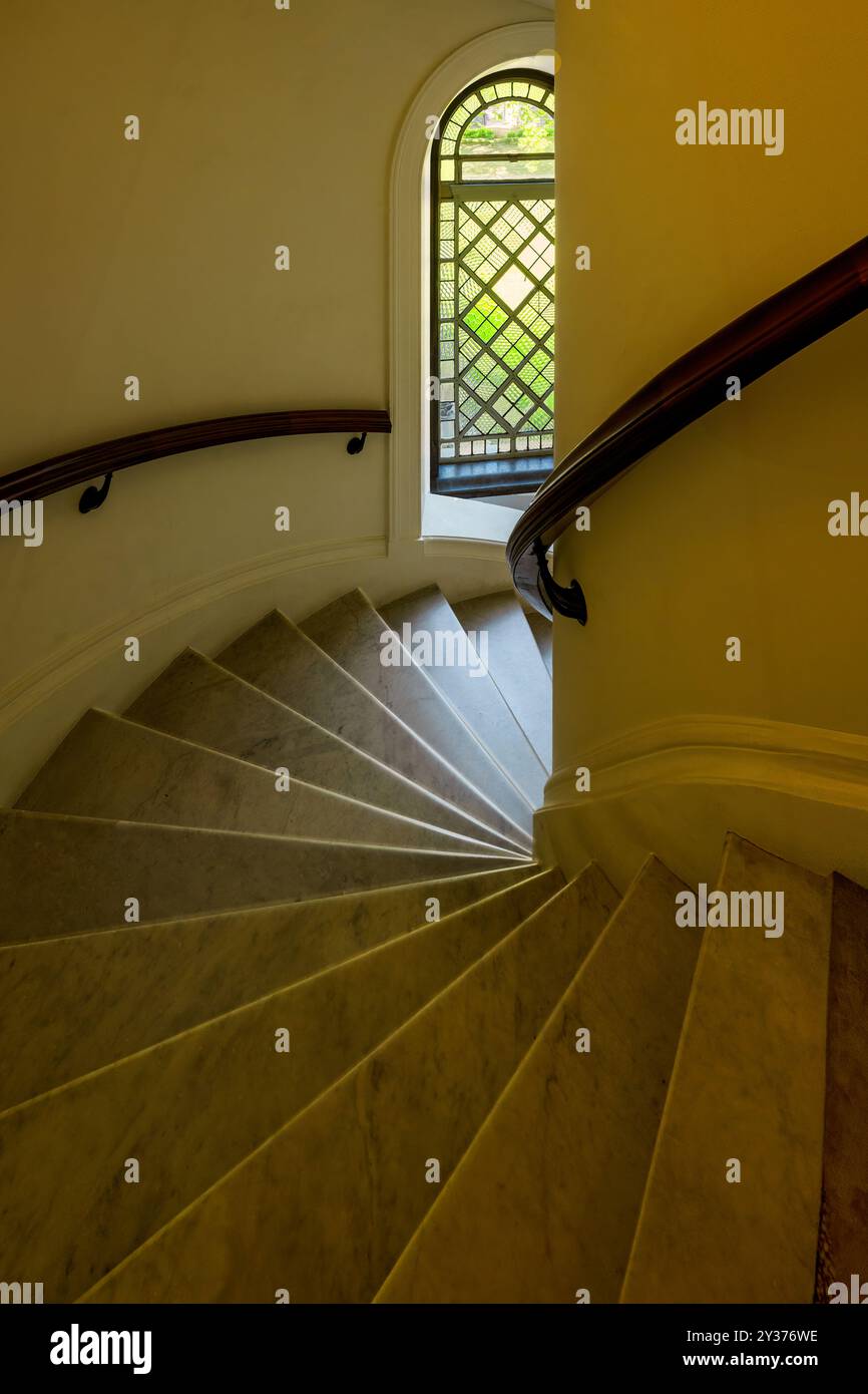 Londra, Inghilterra - 05-20-2024: Vetrata nella scalinata della sinagoga del West End, Londra. Foto Stock