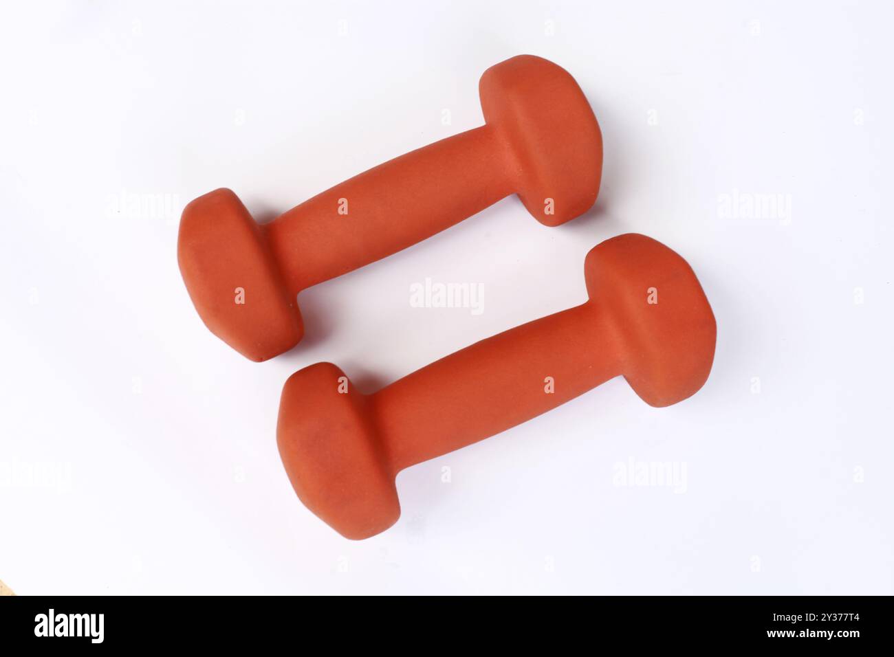 Due manubri arancioni su sfondo bianco Foto Stock