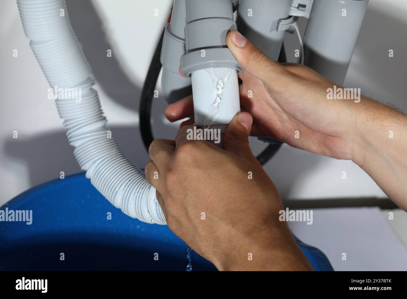 Sistema professionale di tubazioni per idraulici a casa, primo piano Foto Stock