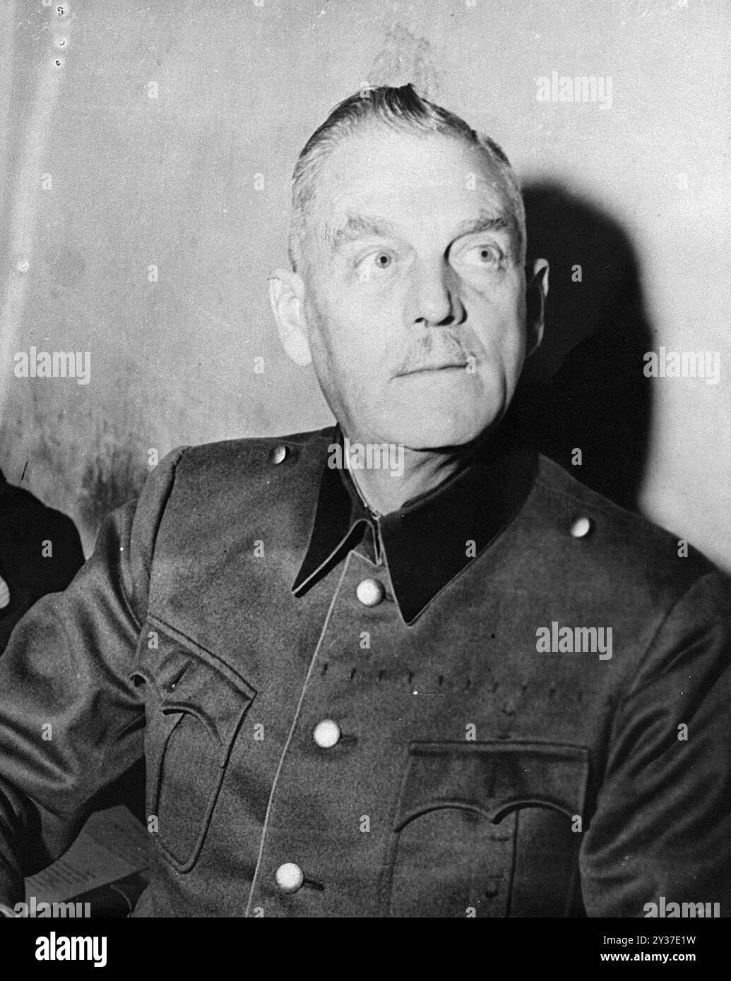 Wilhelm Keitel, l'ex capo delle forze armate tedesche, nella sua cella carceraria al processo del Tribunale militare internazionale contro i criminali di guerra a Norimberga. Il processo di Norimberga fu una serie di processi condotti dai principali leader militari e politici nazisti. Le prove si svolsero dal 1945 al 1949. Il primo fu il Tribunale militare internazionale che provò grandi nomi come Göring, Ribbentrop, Keitel, ecc.. Ci furono poi 12 processi contro gruppi di uomini tra cui medici, Einsatzgruppen e alto comando militare. Foto Stock