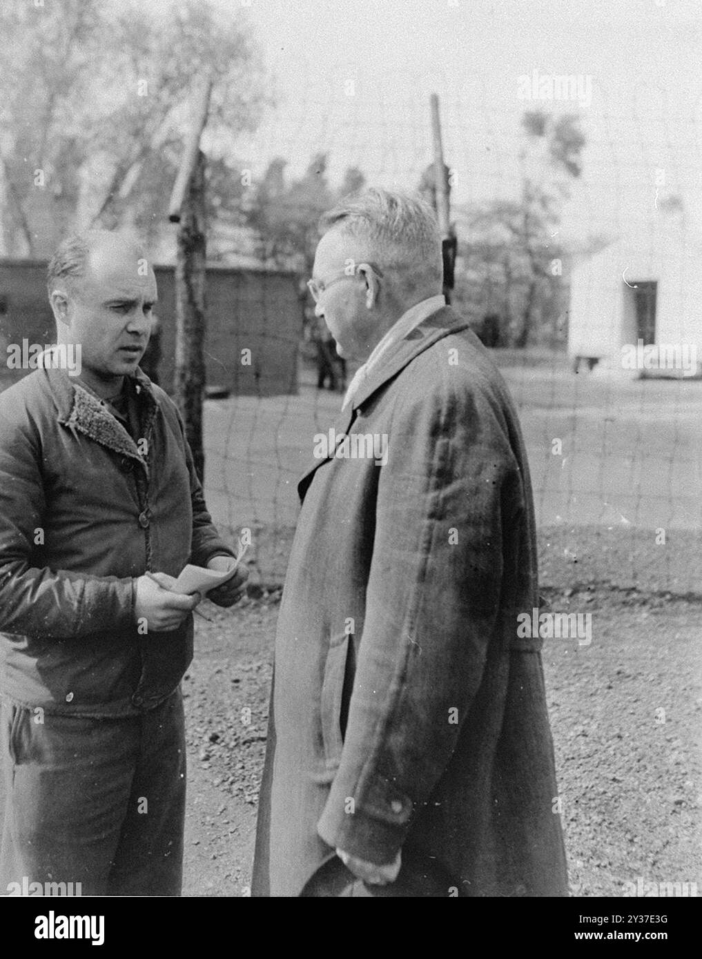 Un investigatore americano interroga Dietrich Klagges (a destra), l'ex ministro presidente di Braunschweig e un tenente generale delle SS. Il processo di Norimberga fu una serie di processi condotti dai principali leader militari e politici nazisti. Le prove si svolsero dal 1945 al 1949. Il primo fu il Tribunale militare internazionale che provò grandi nomi come Göring, Ribbentrop, Keitel, ecc.. Ci furono poi 12 processi contro gruppi di uomini tra cui medici, Einsatzgruppen e alto comando militare. Foto Stock