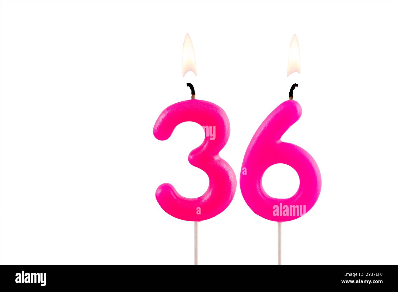 Candela di compleanno rosa numero 36 accesa su sfondo bianco Foto Stock