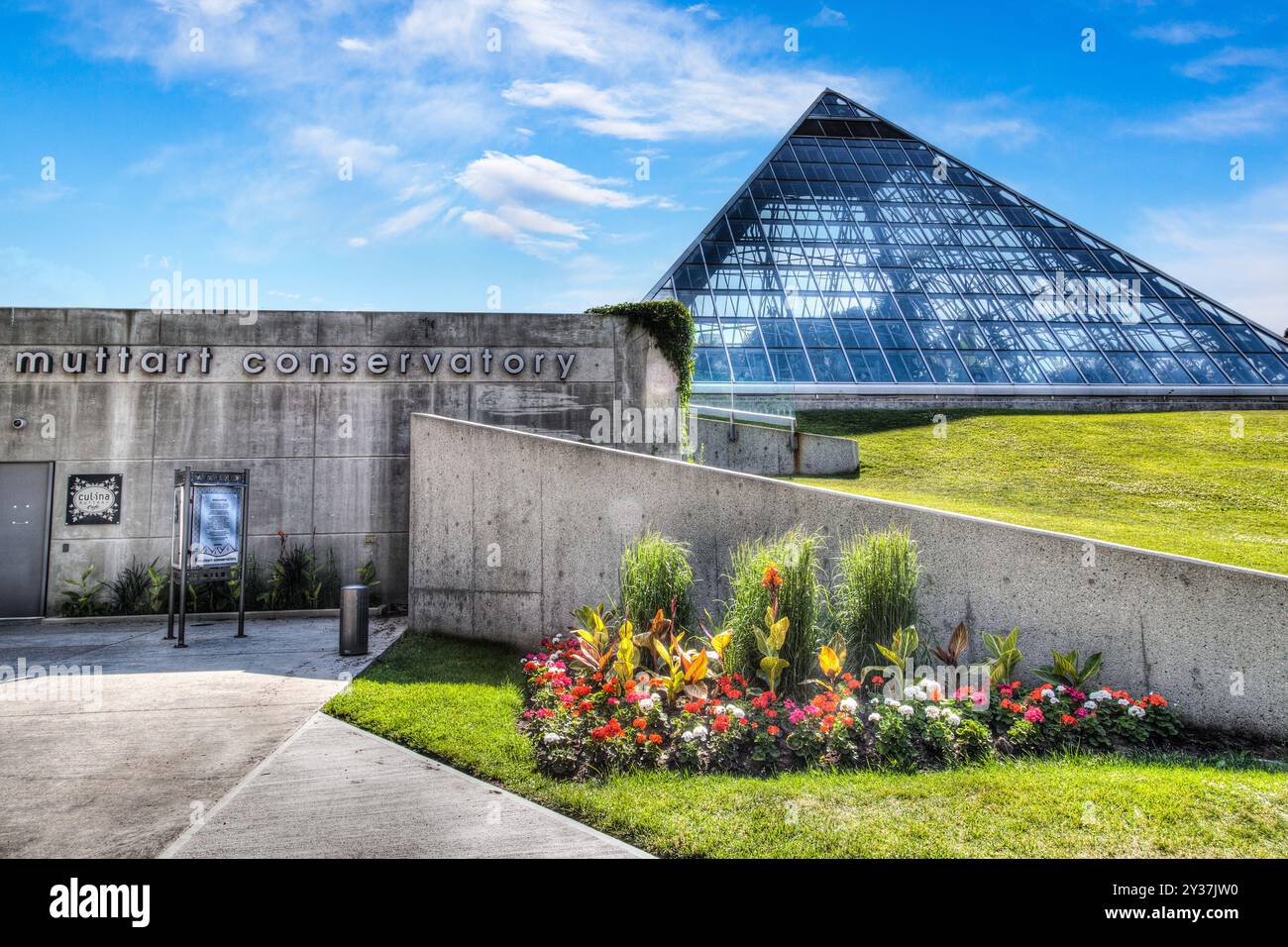 EDMONTON, CANADA - 8 LUGLIO 2014: Il Muttart Conservatory è un famoso giardino botanico situato nella valle del fiume Saskatchewan settentrionale della capitale Foto Stock