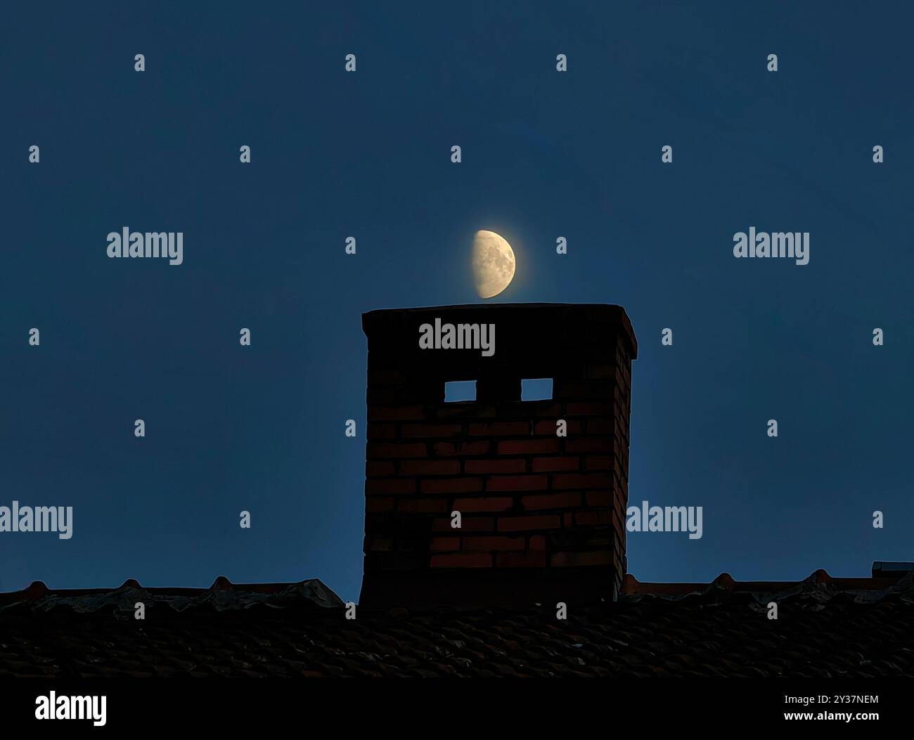 Chimney incoronato sotto Dark Blue Sky: Concetto di faccia robot Half Moon Foto Stock