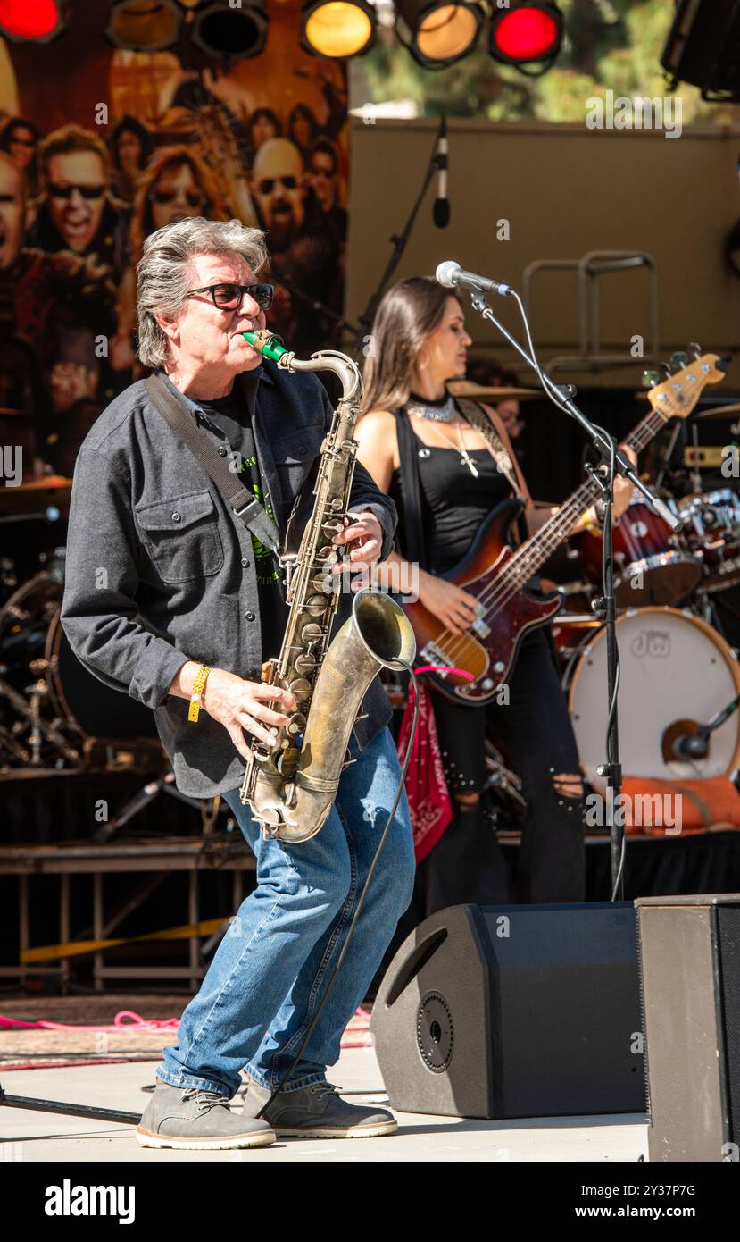 Scott Page sul palco del concerto di beneficenza Rock for Ronnie a beneficio del fondo Ronnie James Dio Stand Up and Shout Cancer. Foto Stock