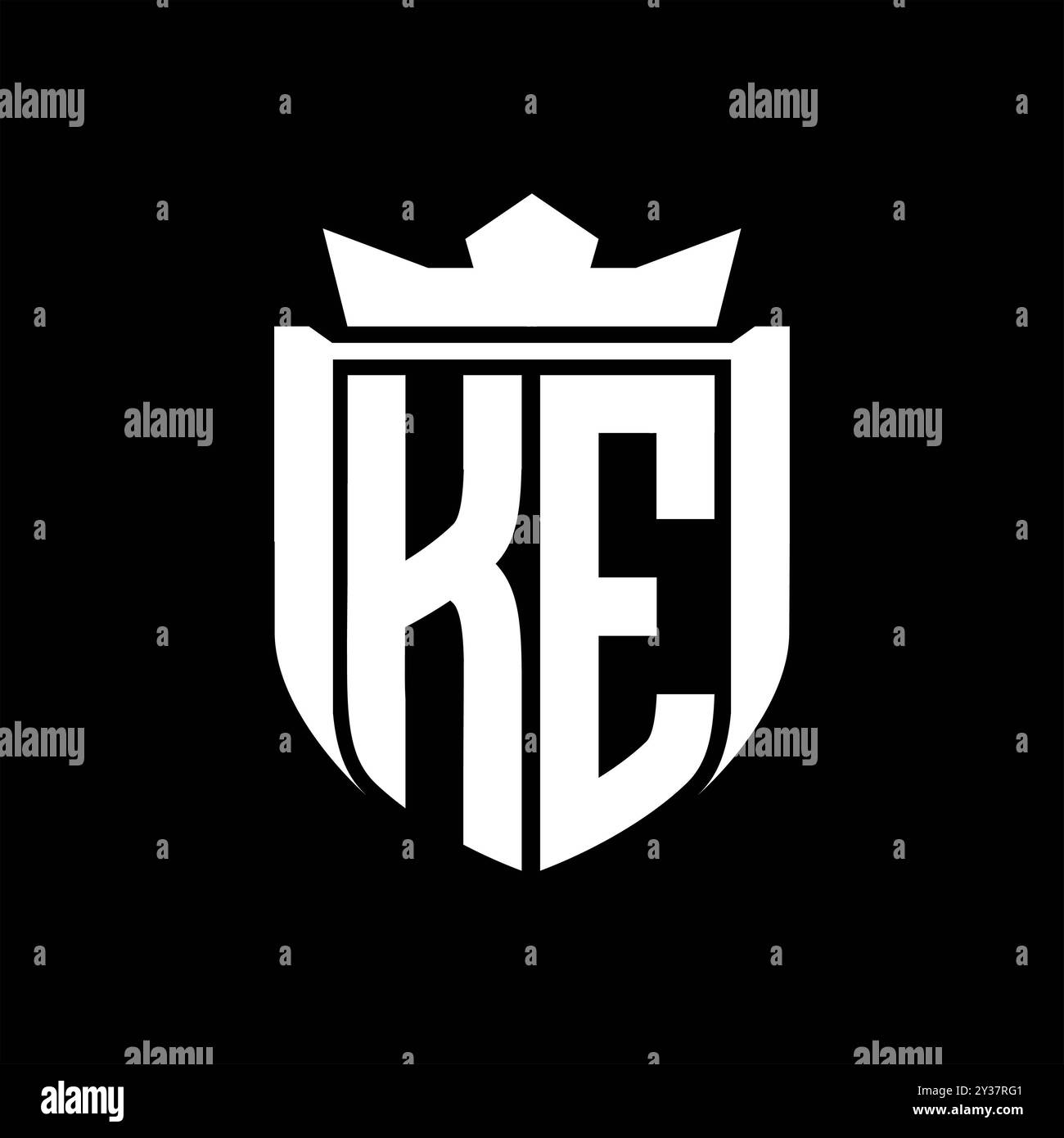 Logo KE Letter con logo a forma di scudo all'interno dello scudo corona su sfondo nero Foto Stock