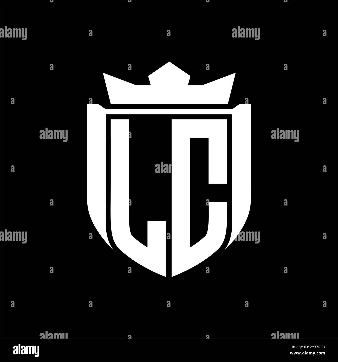 Logo LC Letter con forma a scudo all'interno della corona del logo sullo sfondo nero Foto Stock