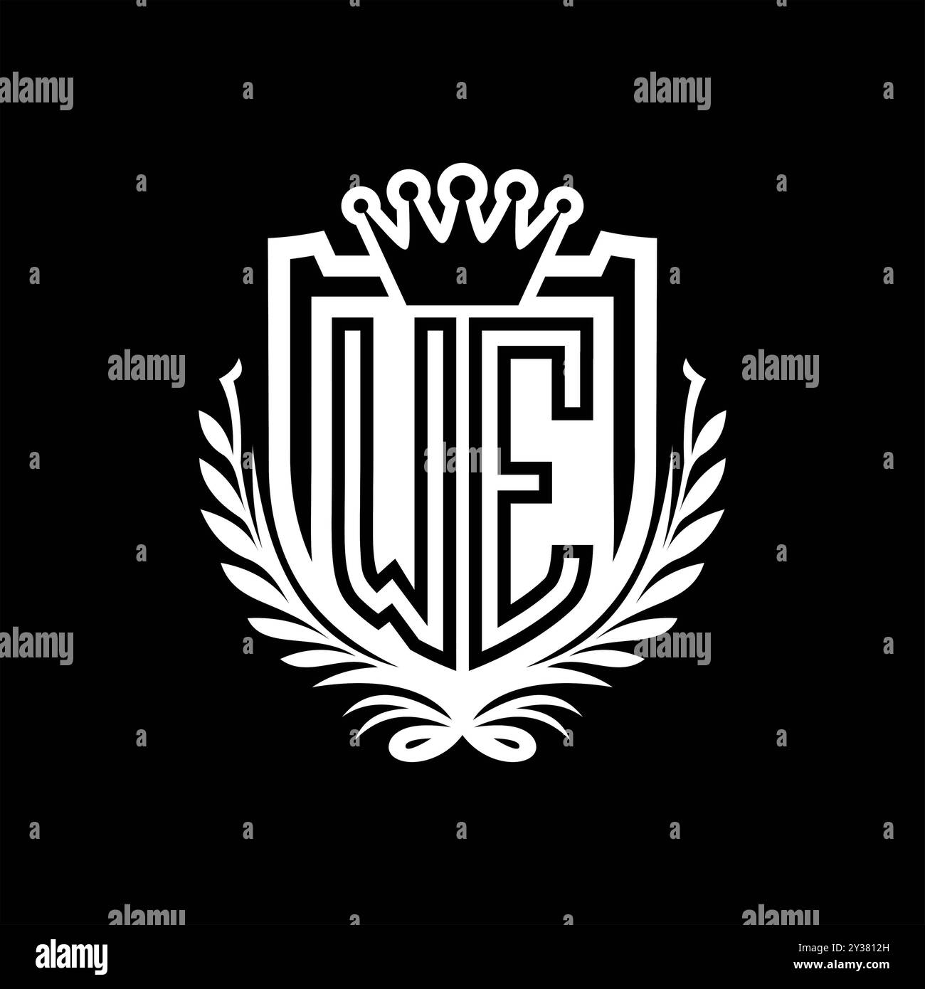 Scudo araldico con logo WE Letter e corona, scudo vintage su sfondo nero Foto Stock