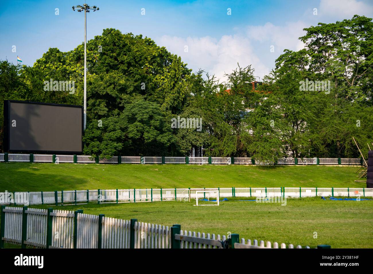 Guwahati Judges Field Cricket Gallery con prato verde e LED Foto Stock