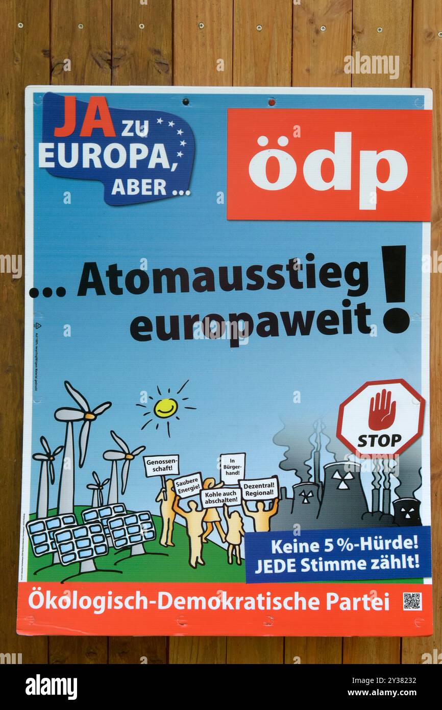 ödp-Wahlplakat - Ja, zu Europa, aber Atomausstieg europaweit / Genossenschaft / saubere energie / in Bürgerhand / Kohle auch abschalten / Dezentral regionale *** ödp manifesto elettorale Sì, in Europa, ma eliminazione graduale nucleare in tutta Europa Cooperativa energia pulita nelle mani del popolo spegnere il carbone troppo decentrato regionale Foto Stock