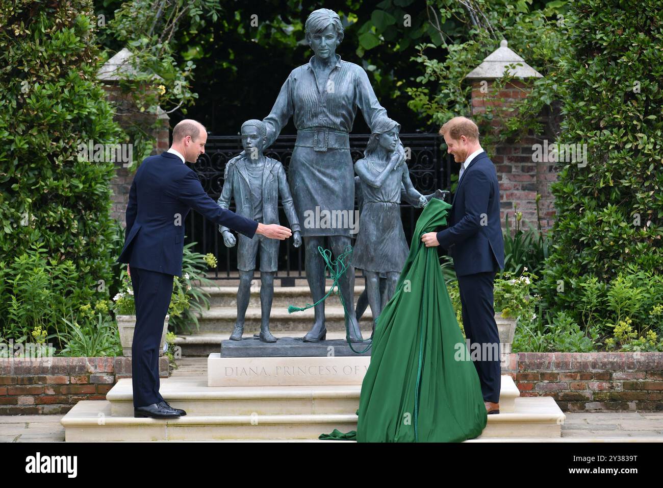 Foto del Duca di Sussex all'età di 36 anni. Foto del file datata 1/07/21 dell'allora Duca di Cambridge (a sinistra) e del Duca di Sussex che svelano una statua commissionata alla loro madre Diana, Principessa di Galles, nel Giardino sommerso di Kensington Palace, Londra, in quello che sarebbe stato il suo 60 ° compleanno. Il Duca del Sussex festeggerà il suo 40° compleanno domenica. Data di pubblicazione: Venerdì 13 settembre 2024. Foto Stock