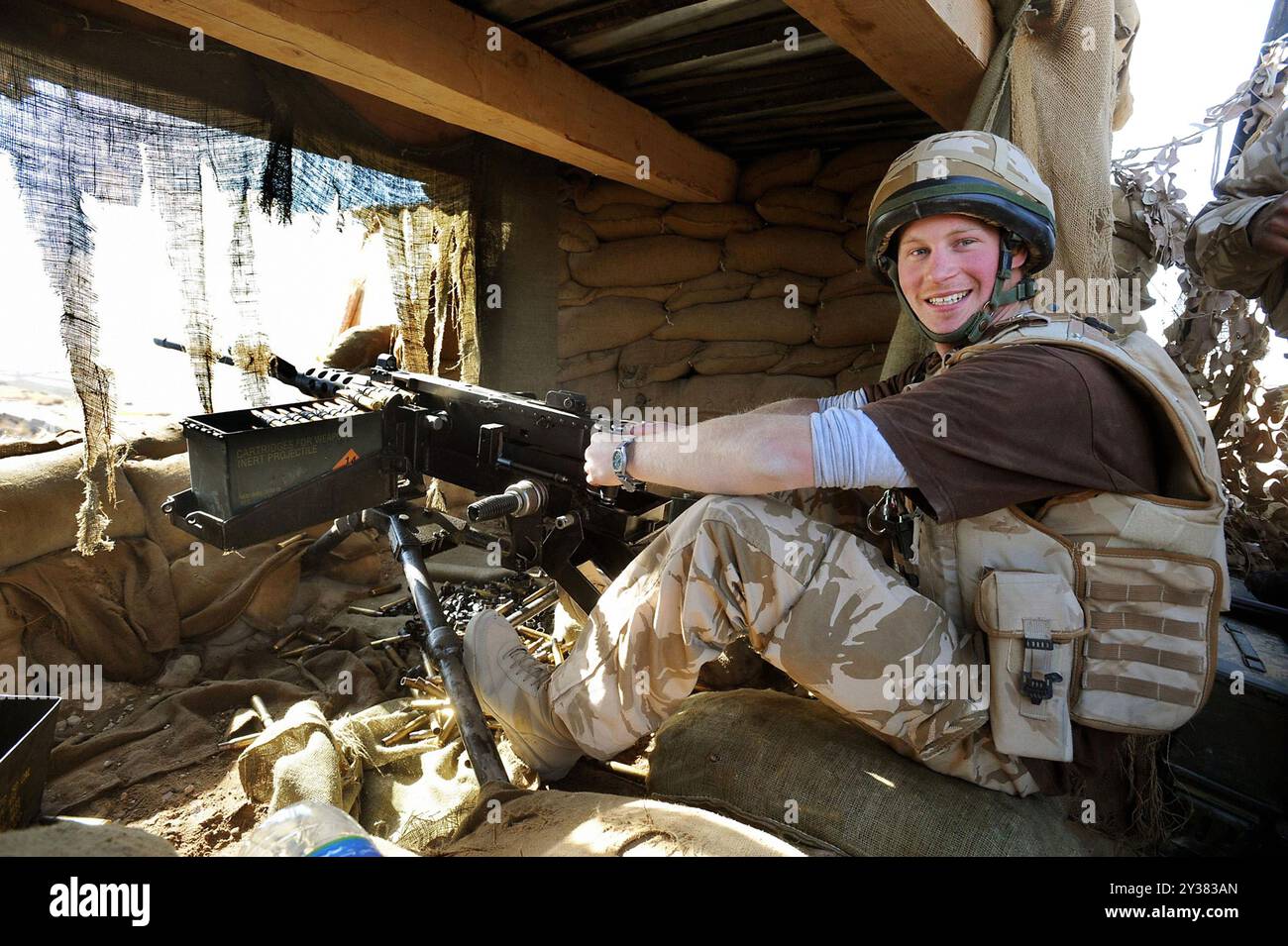 Foto del Duca di Sussex all'età di 23 anni. Foto del file del 2/01/08 del principe Harry mans, una mitragliatrice da 50 mm destinata ai combattenti talibani mentre era in servizio nella provincia di Helmand nell'Afghanistan meridionale. Il Duca del Sussex festeggerà il suo 40° compleanno domenica. Data di pubblicazione: Venerdì 13 settembre 2024. Foto Stock