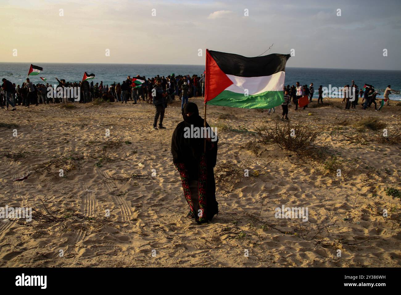 Un certo numero di dimostranti di Gaza sono rimasti feriti durante gli scontri con le forze di sicurezza israeliane sulla costa vicino a Beit Lahia, nel nord di Gaza, il 17 dicembre 2018, durante la 20a manifestazione navale settimanale. I manifestanti palestinesi hanno lanciato pietre usando fionde, mentre le truppe israeliane hanno usato munizioni di gomma e vive e hanno sparato bombole di gas lacrimogeni per disperdere i manifestanti ferendone almeno 20 con colpi di arma da fuoco e inalazione di gas lacrimogeni. Il paramedico della Mezzaluna Rossa, Ahmad Abdel Bari al-Ful, è rimasto ferito al braccio sinistro da un proiettile di gomma sparato dalle truppe israeliane mentre era in servizio durante la protesta. Un flo per la libertà Foto Stock