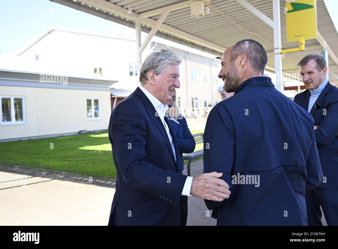 Roy Hodgson è accolto da Johan Eriksson, figlio di Sven-Göran Eriksson all'arrivo all'aeroporto di Karlstad in Svezia il 12 settembre 2024, in vista del funerale di Sven-Göran Eriksson a Torsby. Foto: Olle Sporrong / Expressen / TT / kod 7112 Foto Stock
