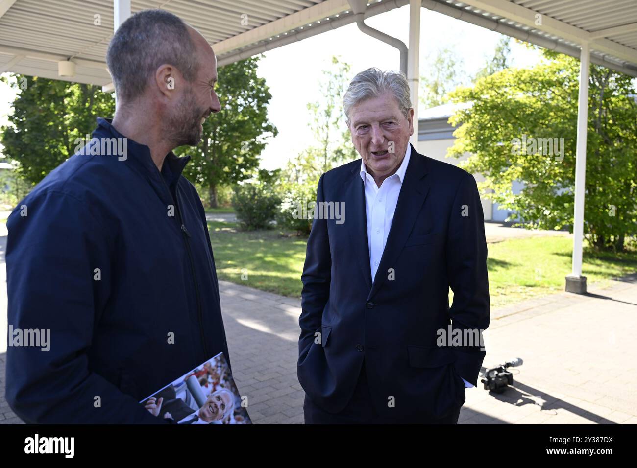 Roy Hodgson è accolto da Johan Eriksson, figlio di Sven-Göran Eriksson all'arrivo all'aeroporto di Karlstad in Svezia il 12 settembre 2024, in vista del funerale di Sven-Göran Eriksson a Torsby. Foto: Olle Sporrong / Expressen / TT / kod 7112 Foto Stock
