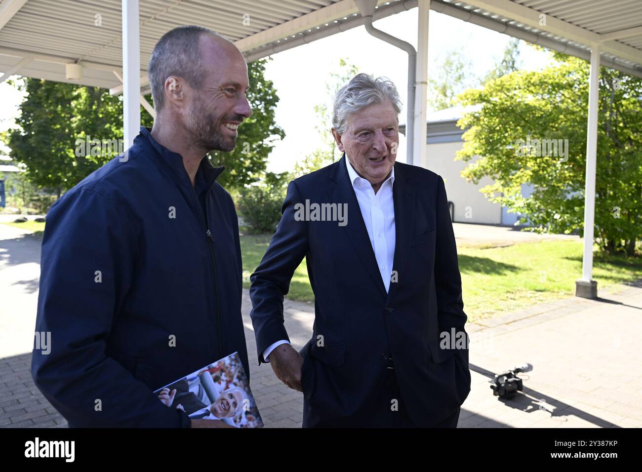 Roy Hodgson è accolto da Johan Eriksson, figlio di Sven-Göran Eriksson all'arrivo all'aeroporto di Karlstad in Svezia il 12 settembre 2024, in vista del funerale di Sven-Göran Eriksson a Torsby. Foto: Olle Sporrong / Expressen / TT / kod 7112 Foto Stock