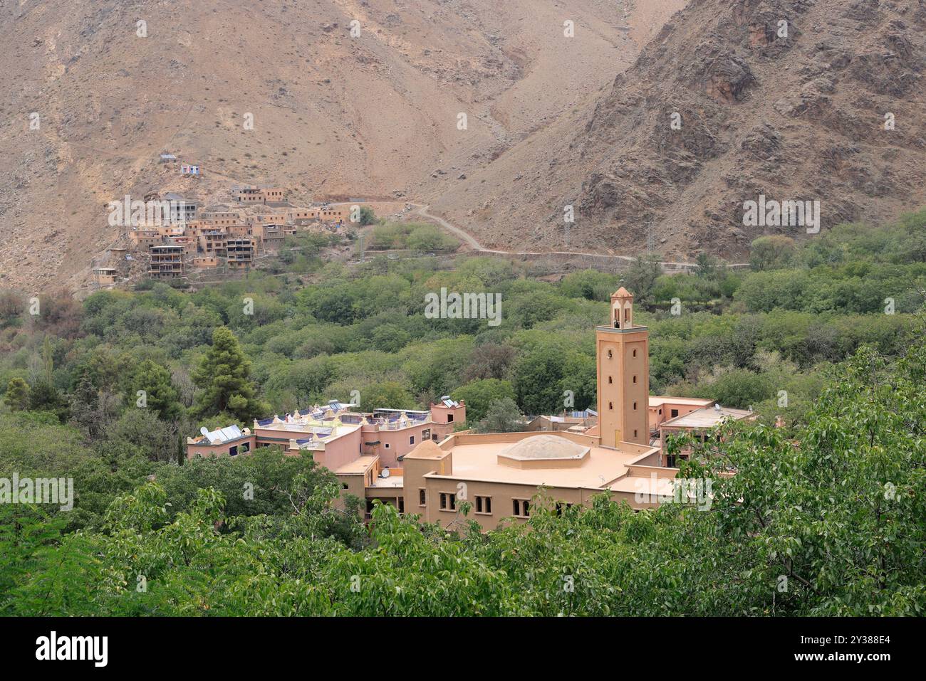 Il villaggio di Imlil, situato nelle montagne dell'alto Atlante alle porte del Parco Nazionale di Toubkal, è il punto di partenza per la salita del Monte Toubkal, wh Foto Stock