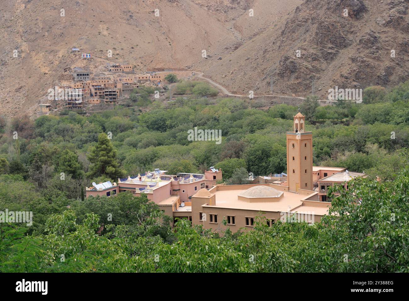 Il villaggio di Imlil, situato nelle montagne dell'alto Atlante alle porte del Parco Nazionale di Toubkal, è il punto di partenza per la salita del Monte Toubkal, wh Foto Stock