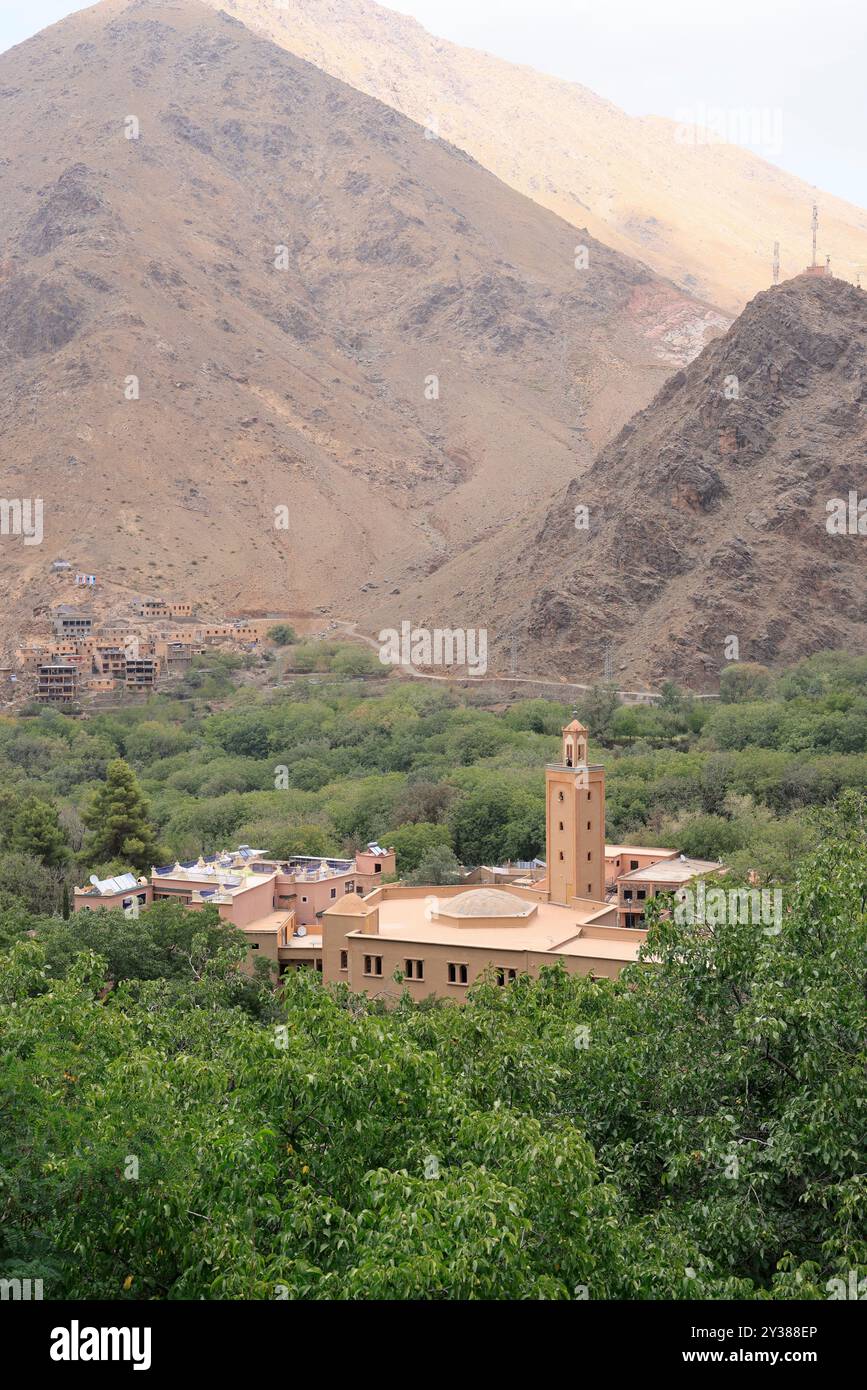 Il villaggio di Imlil, situato nelle montagne dell'alto Atlante alle porte del Parco Nazionale di Toubkal, è il punto di partenza per la salita del Monte Toubkal, wh Foto Stock