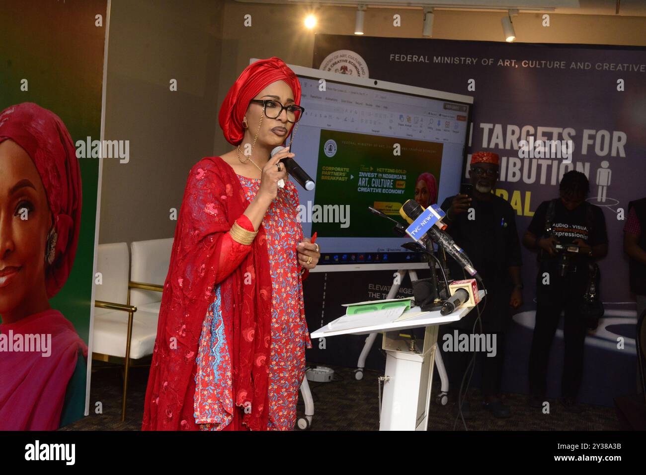 Ikoyi, Nigeria. 11 settembre 2024. Il Ministro dell'Arte, della Cultura e dell'economia creativa, Hannatu Musa Musawa, parla durante la tavola rotonda 'Corporate Partners' con Corporate Nigeria' del Ministero dell'Arte, della Cultura e dell'economia creativa per commercializzare il suo piano di crescita dell'economia creativa da 100 miliardi di dollari ai partner aziendali di Ikoyi, Lagos, Nigeria, l'11 settembre 2024. (Foto di Adekunle Ajayi) credito: NurPhoto SRL/Alamy Live News Foto Stock