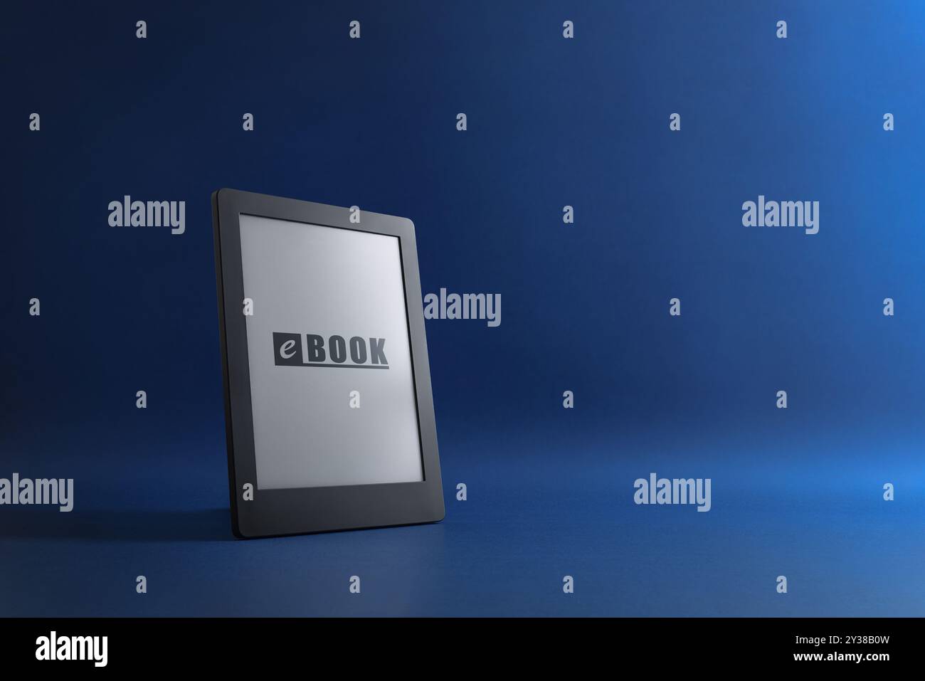Concetto di lettura di e-book con dettagli di e-book su sfondo blu. Vista frontale. Foto Stock