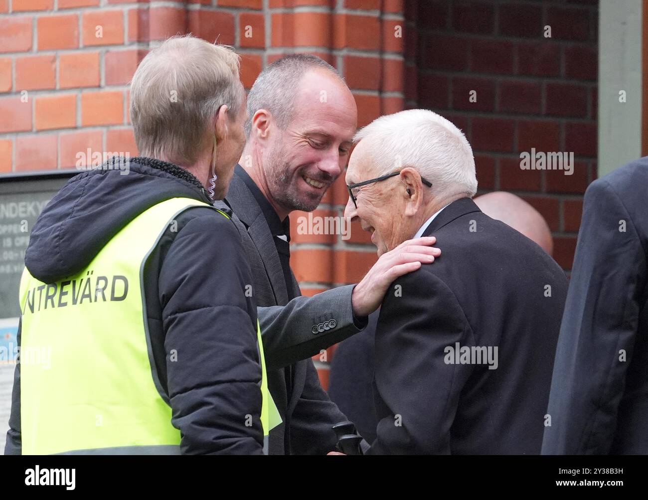 Il padre di Sven-Goran Eriksson Sven e il figlio Johan si salutano fuori dalla chiesa di Fryksande a Torsby, in Svezia, prima del servizio funebre. Data foto: Venerdì 13 settembre 2024. Foto Stock