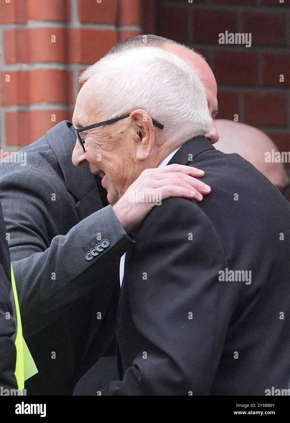 Il padre di Sven-Goran Eriksson Sven e il figlio Johan si salutano fuori dalla chiesa di Fryksande a Torsby, in Svezia, prima del servizio funebre. Data foto: Venerdì 13 settembre 2024. Foto Stock