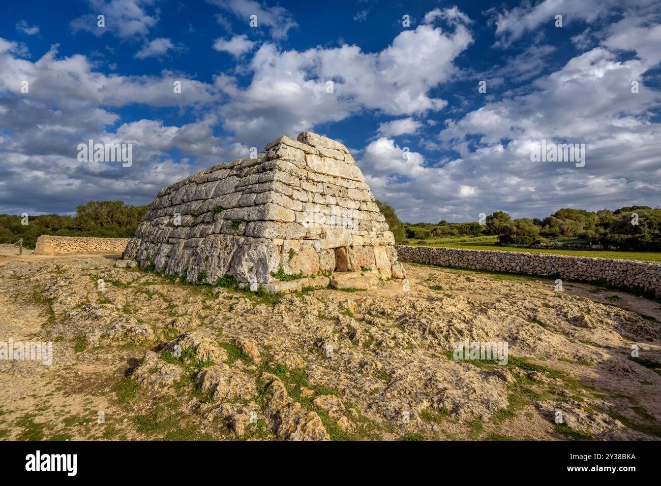 Naveta des Tudons, una costruzione preistorica da Talayotic Menorca, in un pomeriggio primaverile (Minorca, Isole Baleari, Spagna) Foto Stock