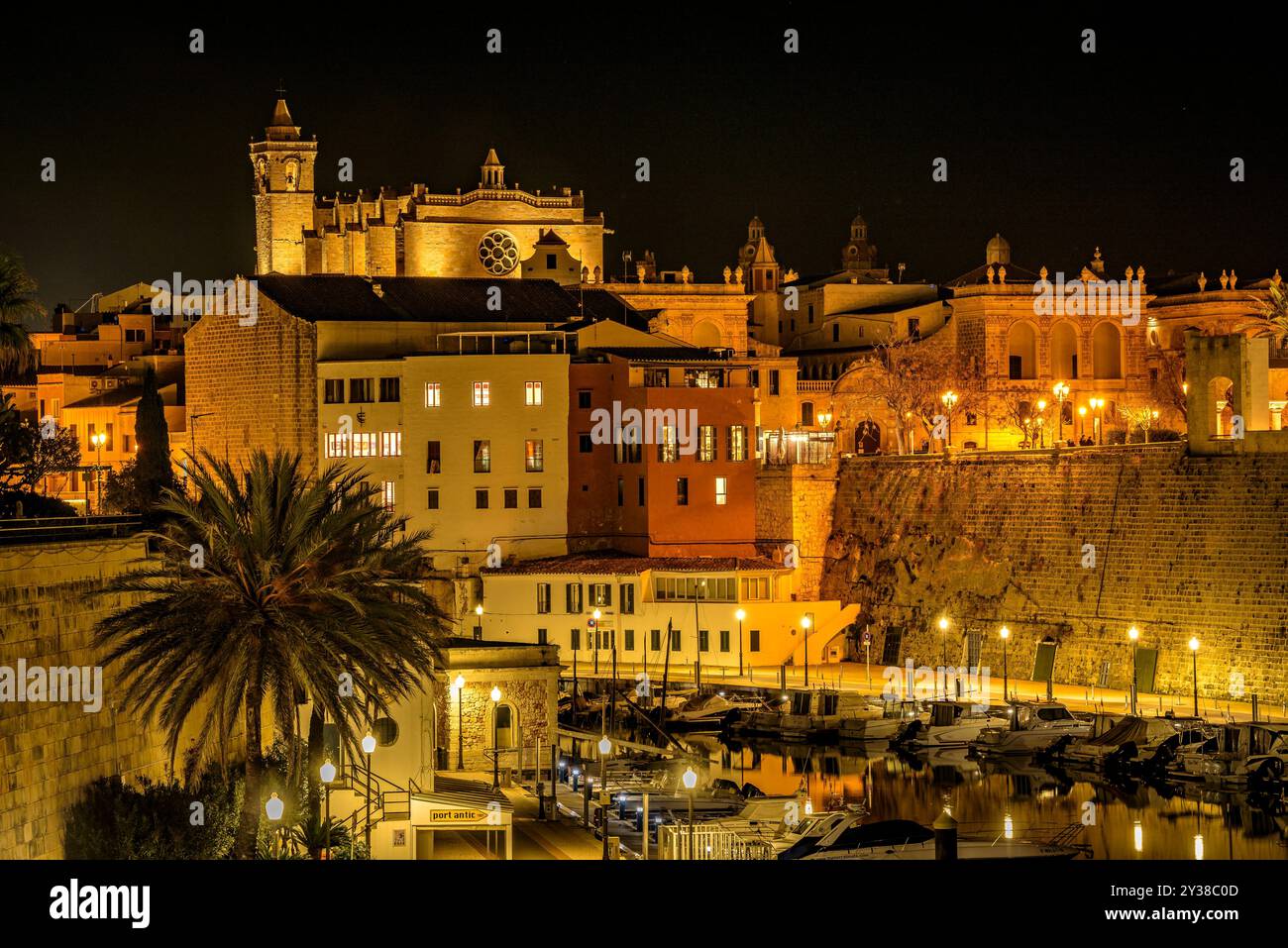 Porto di Ciutadella di notte (Minorca, Isole Baleari, Spagna) ESP: Puerto de Ciutadela de noche (Minorca, Isole Baleari, España) Foto Stock